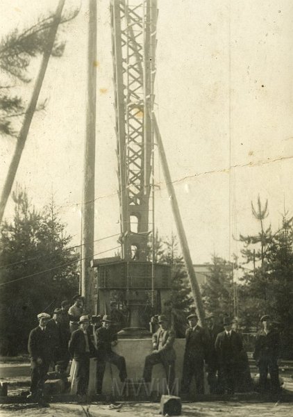 KKE 4143-59.jpg - Ekipa budowlana wieży radiowej w Baranowiczach, 1938 r.